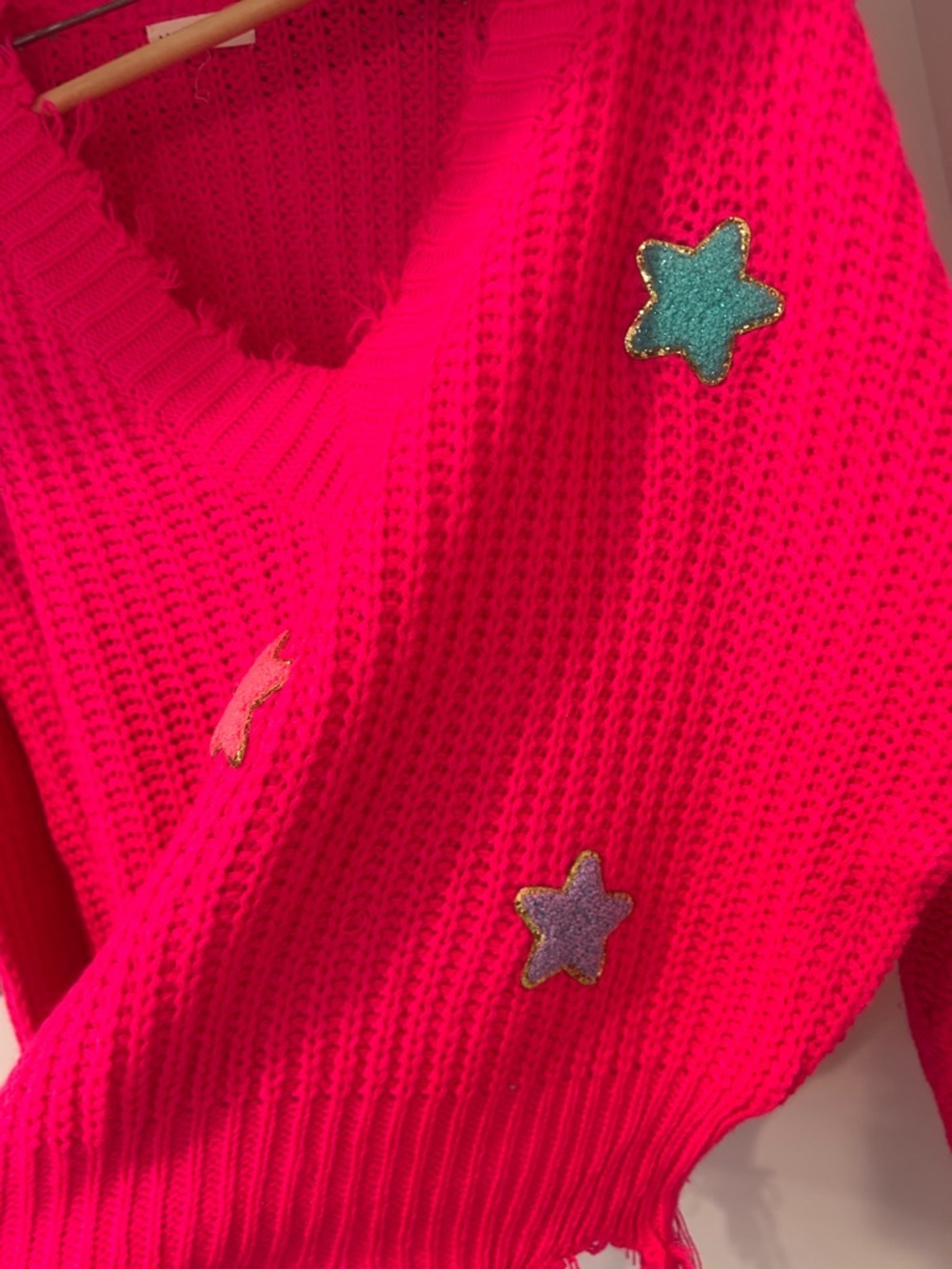 Main strip Hot Pink Star Appliqué V-Neck distressed Sweater Womens medium - Picture 9 of 10
